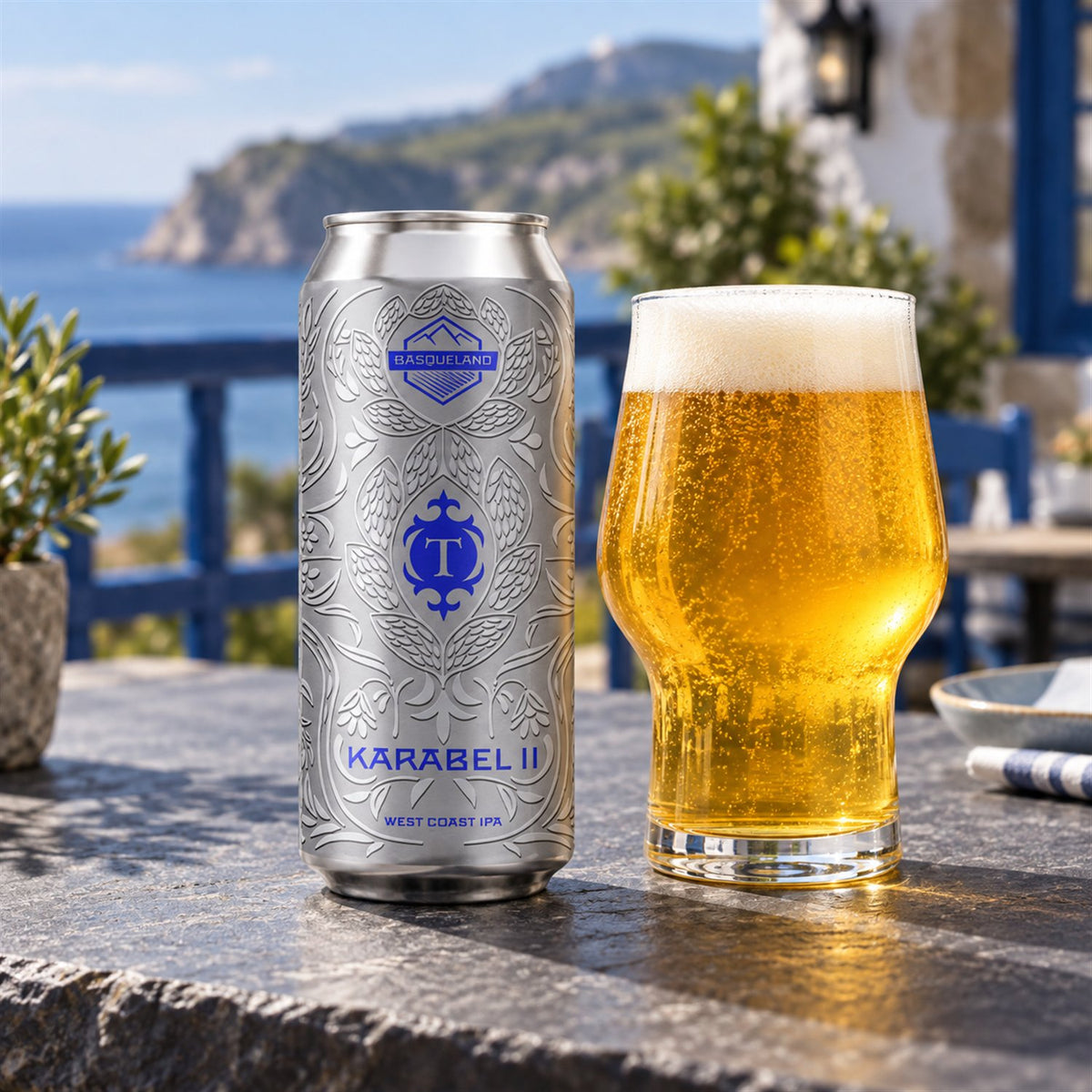 Basqueland Karabel ll: bebida servida en vaso junto a su envase