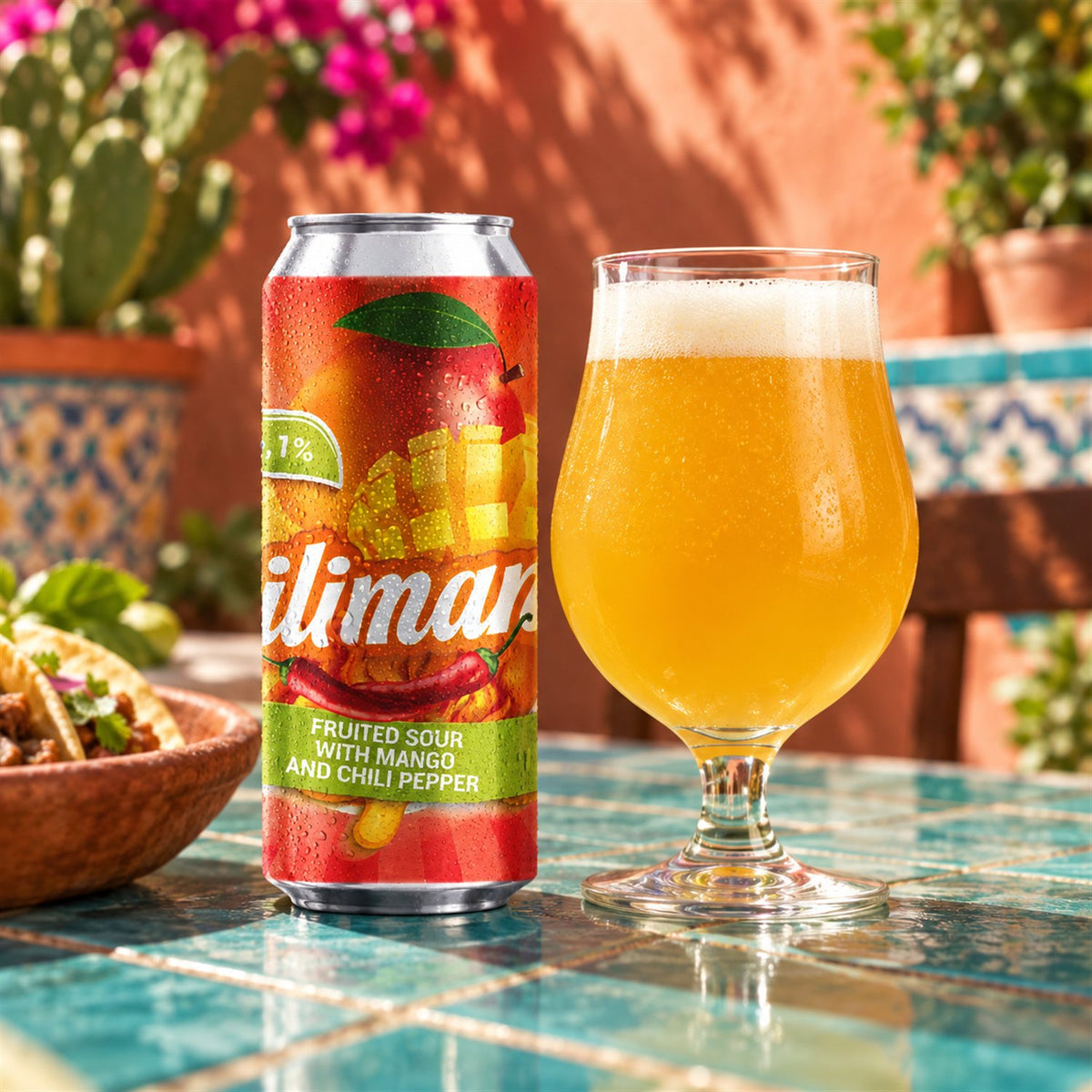 La Calavera Chilimango: bebida servida en vaso junto a su envase