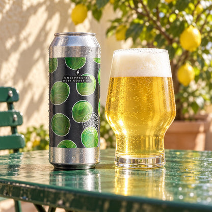 Garage Unzipped: bebida servida en vaso junto a su envase