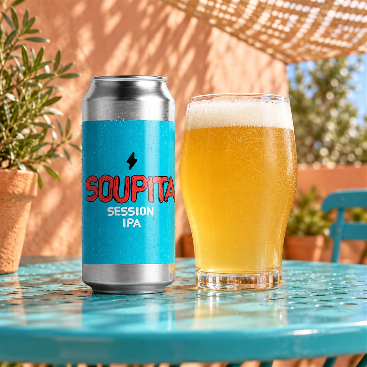 Garage Soupita: bebida servida en vaso junto a su envase