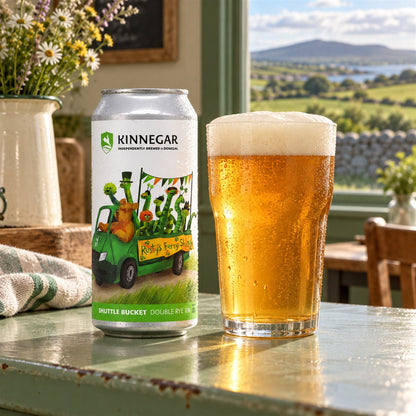 Kinnegar Shuttle Bucket: bebida servida en vaso junto a su envase