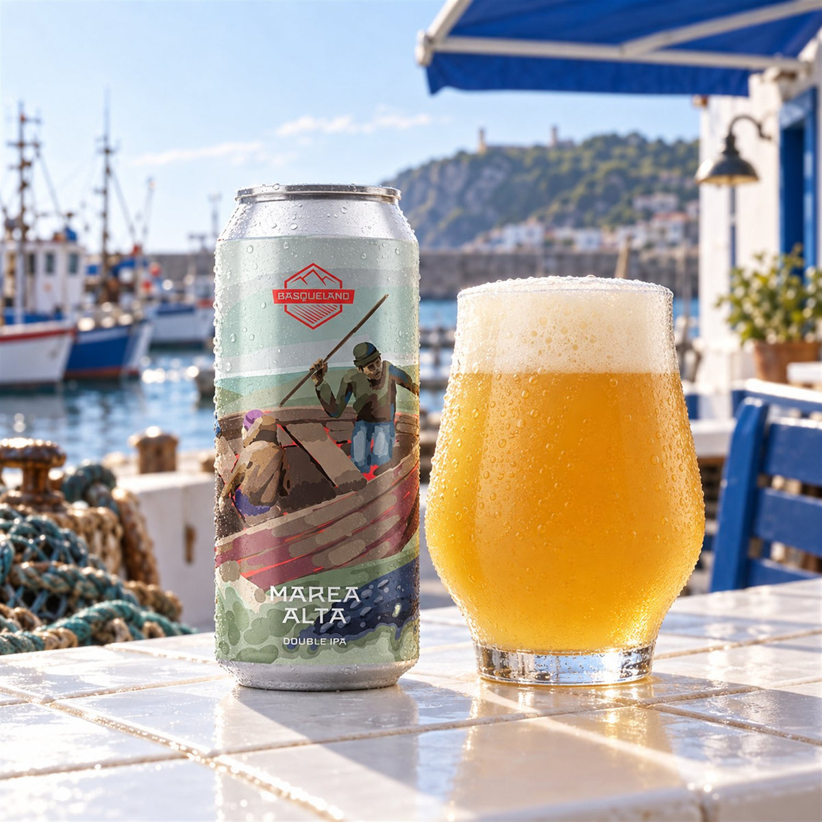 Basqueland Marea Alta: bebida servida en vaso junto a su envase