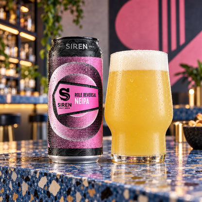 Siren Role Reversal: bebida servida en vaso junto a su envase