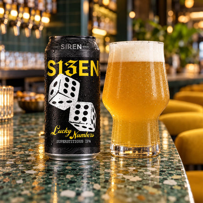 Siren Lucky Numbers: bebida servida en vaso junto a su envase