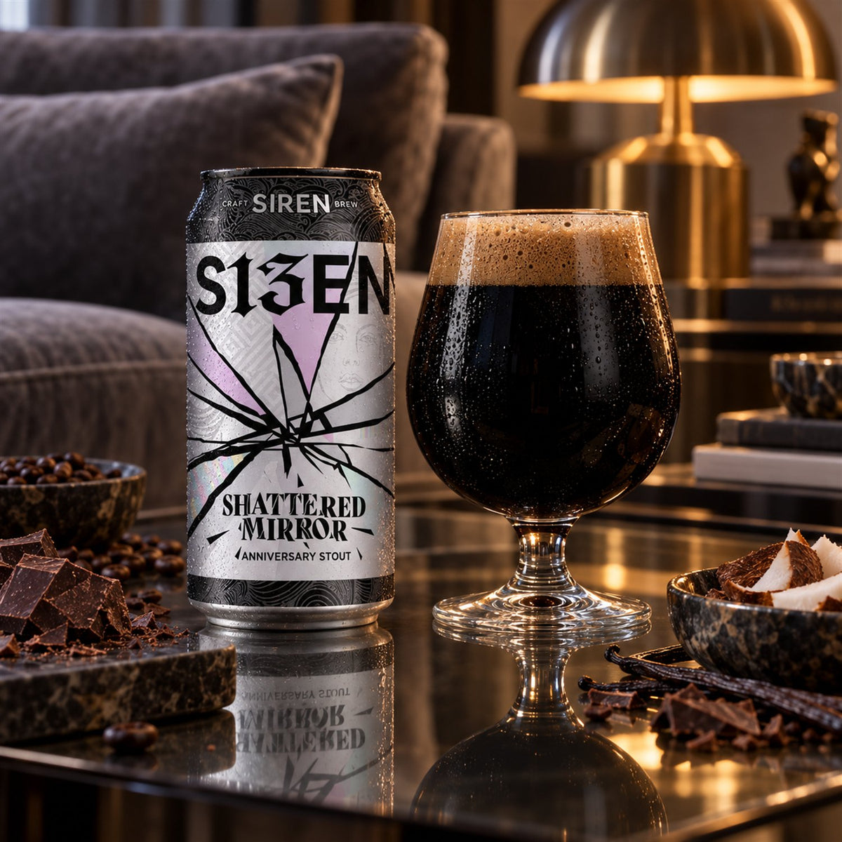 Siren Shattered Mirror: bebida servida en vaso junto a su envase