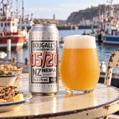Dougall's 05/20: bebida servida en vaso junto a su envase