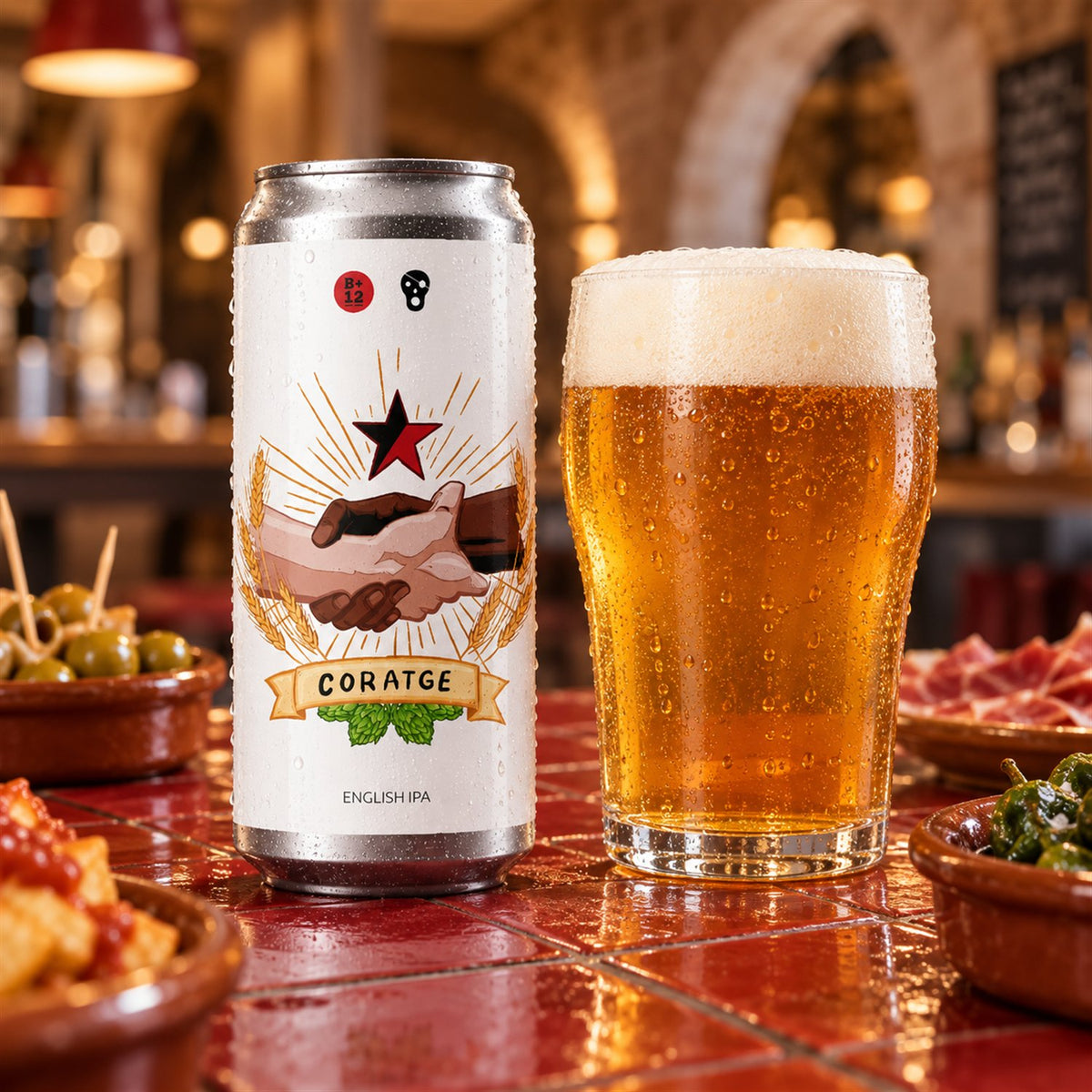 La Pirata Coratge: bebida servida en vaso junto a su envase