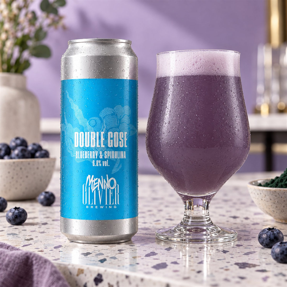 La Pirata Gose Blueberry Spirulina: bebida servida en vaso junto a su envase