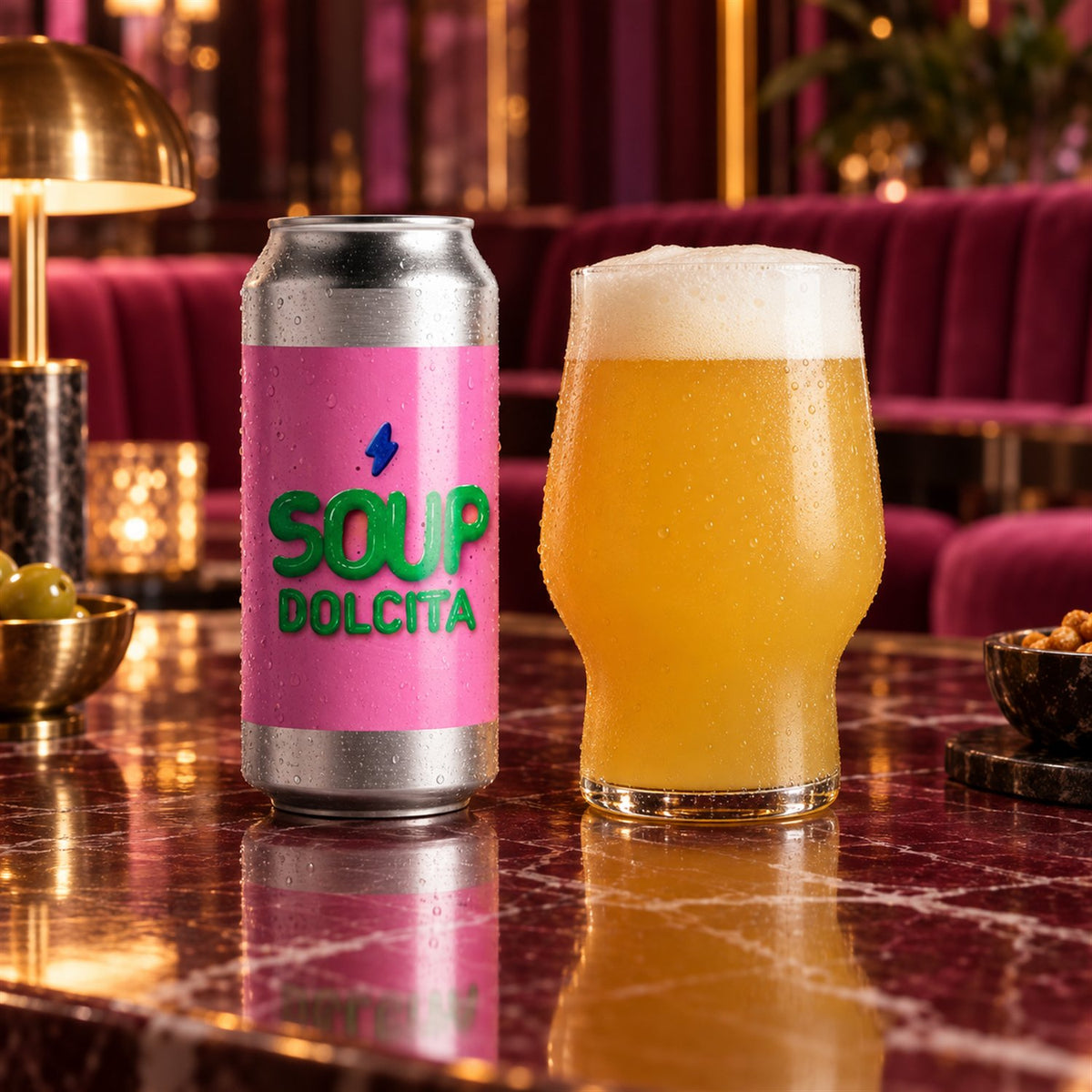 Garage Dolcita Soup: bebida servida en vaso junto a su envase