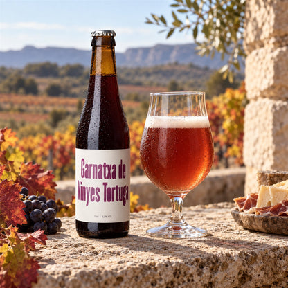 Cyclic Garnatxa Vinyes Tortuga 33cl: bebida servida en vaso junto a su envase