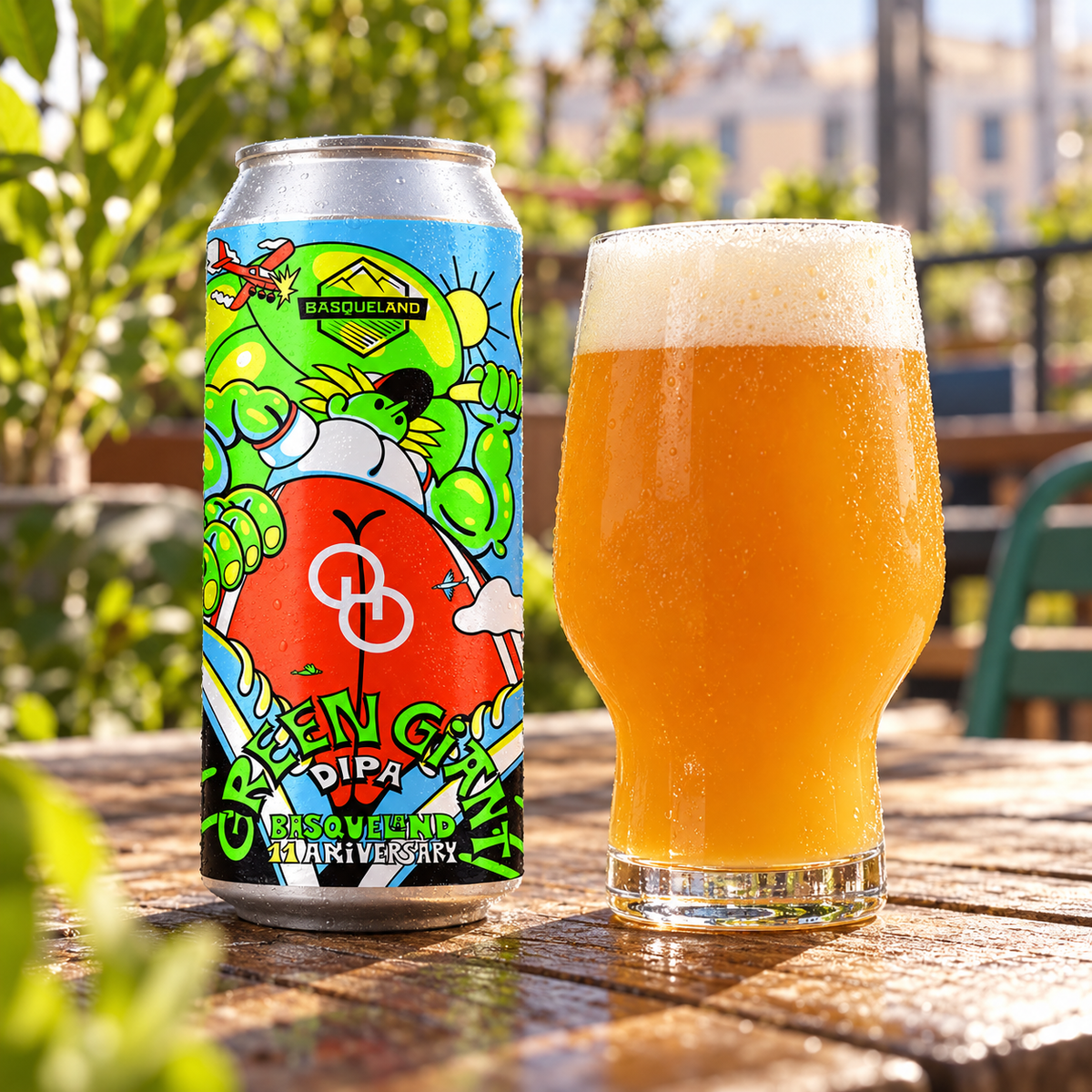 Basqueland Green Giant: envase junto a cerveza servida en ambiente