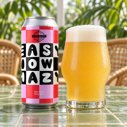 Basqueland Easy Now Hazy: bebida servida en vaso junto a su envase