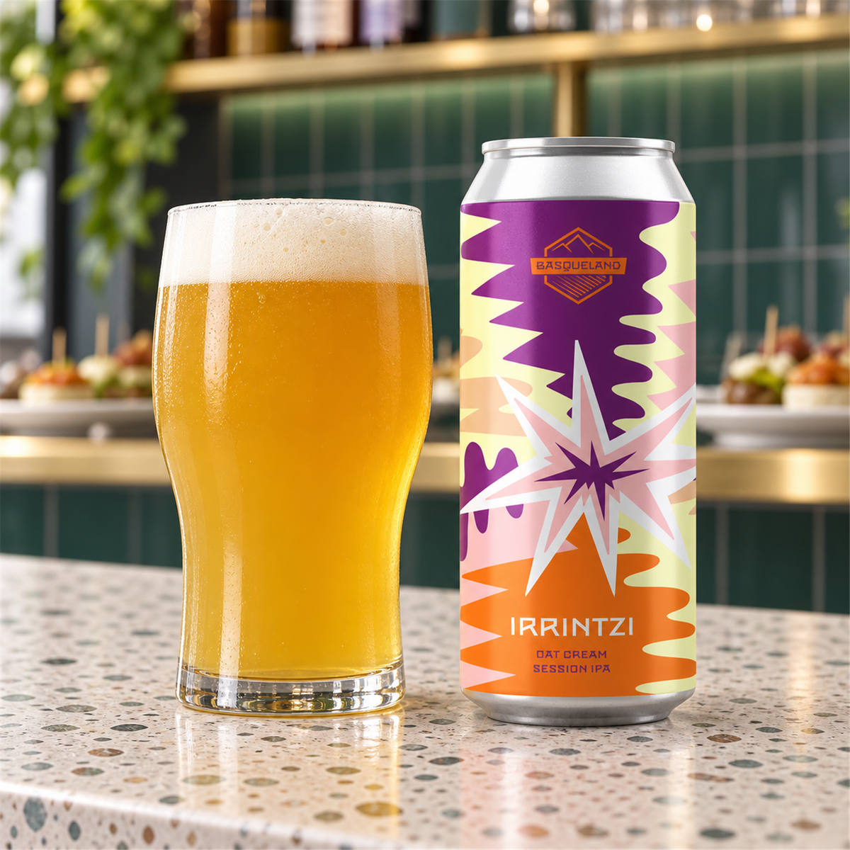 Basqueland Irrintzi: bebida servida en vaso junto a su envase