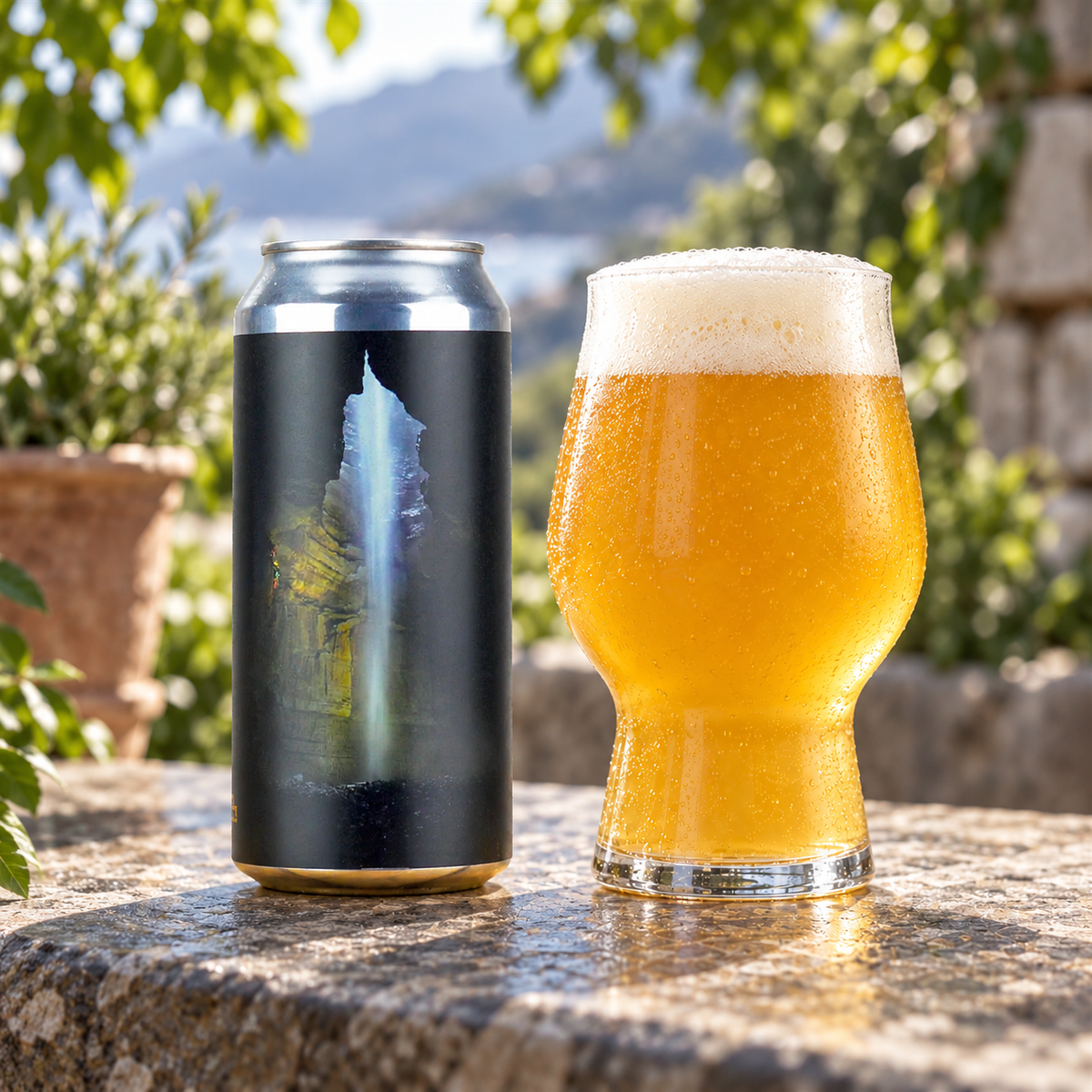 Northern Monk Northern Grit Molly Thompson-Smith: lata junto a cerveza servida en ambiente