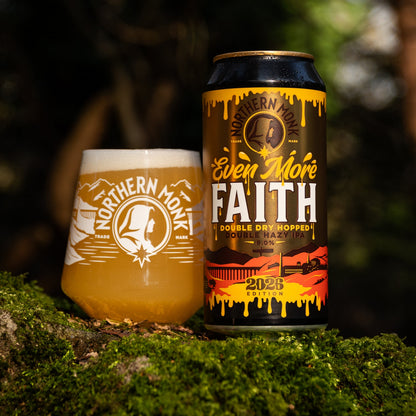 Northern Monk Even More Faith: lata junto a cerveza servida en ambiente