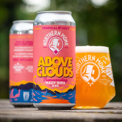 Northern Monk Above the Clouds: lata junto a cerveza servida en ambiente
