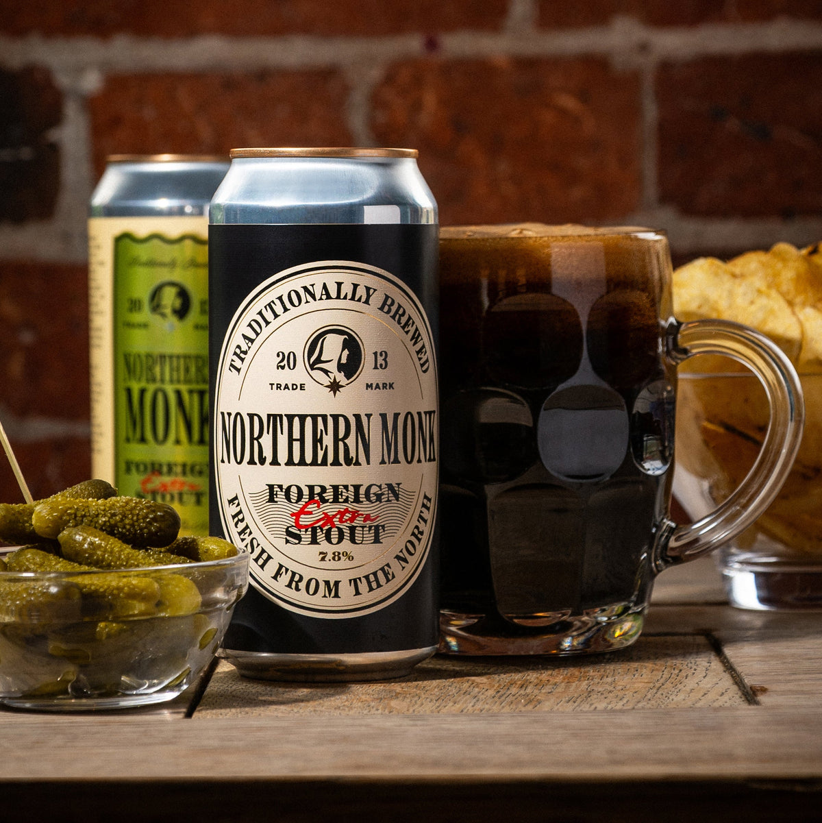 Northern Monk Foreign Extra Stout: lata junto a cerveza servida en ambiente