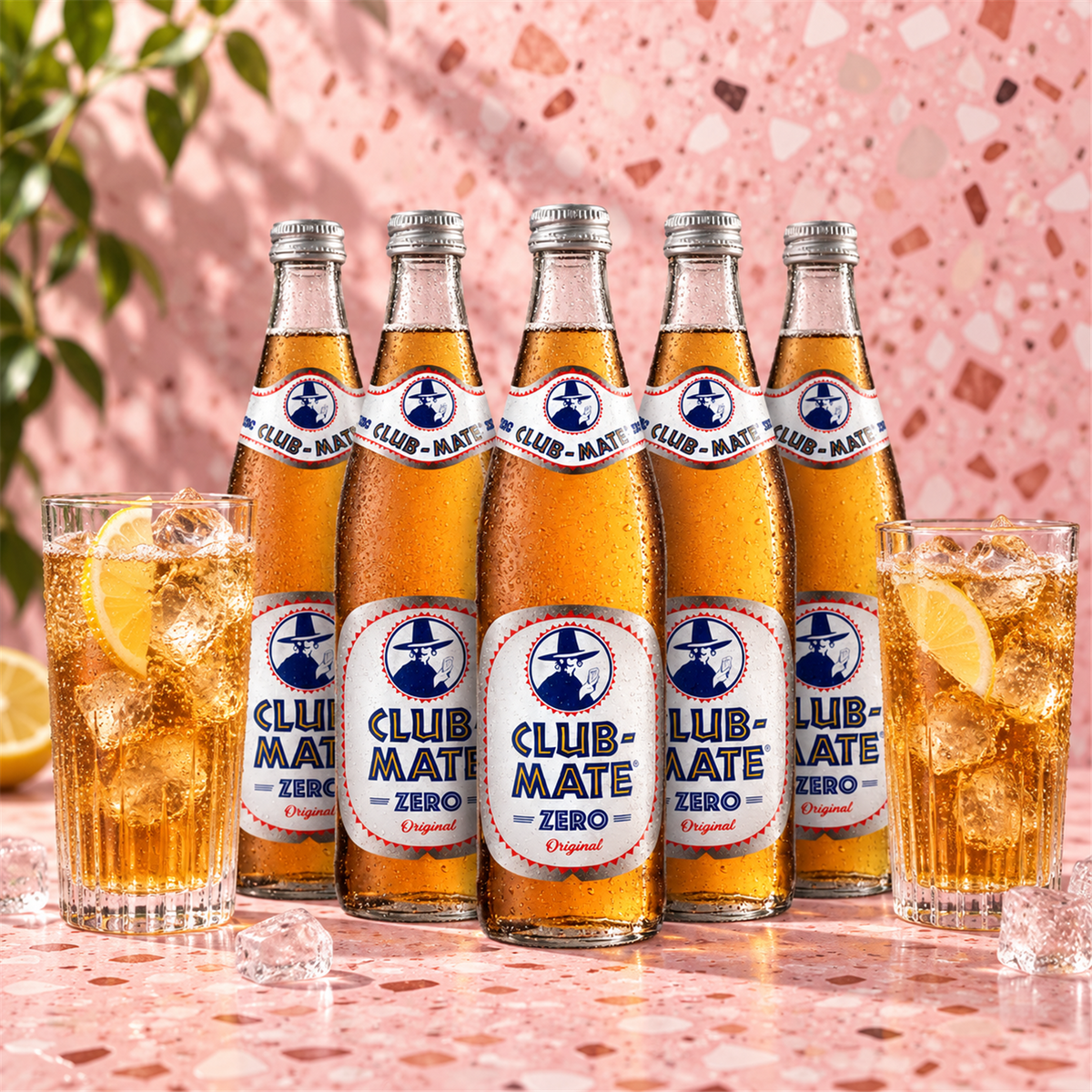 Club Mate Zero Caja 20x50cl: bebida servida en vaso junto a su envase