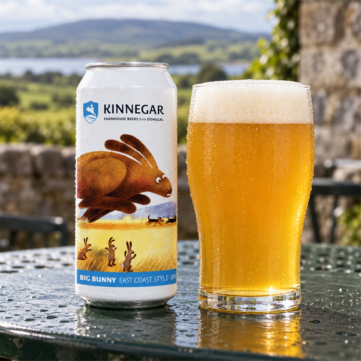 Kinnegar Big Bunny: bebida servida en vaso junto a su envase