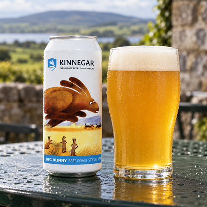 Kinnegar Big Bunny: bebida servida en vaso junto a su envase