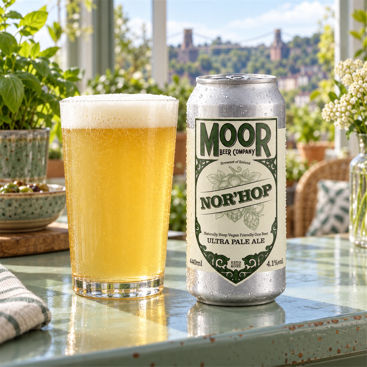 Moor Nor'hop: bebida servida en vaso junto a su envase