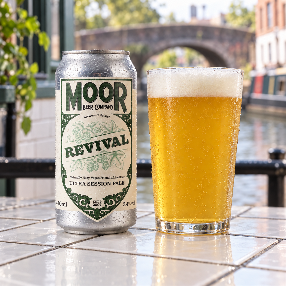 Moor Revival: bebida servida en vaso junto a su envase