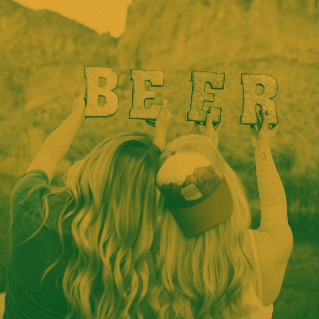 Chicas sujetando las letras que dicen "BEER"